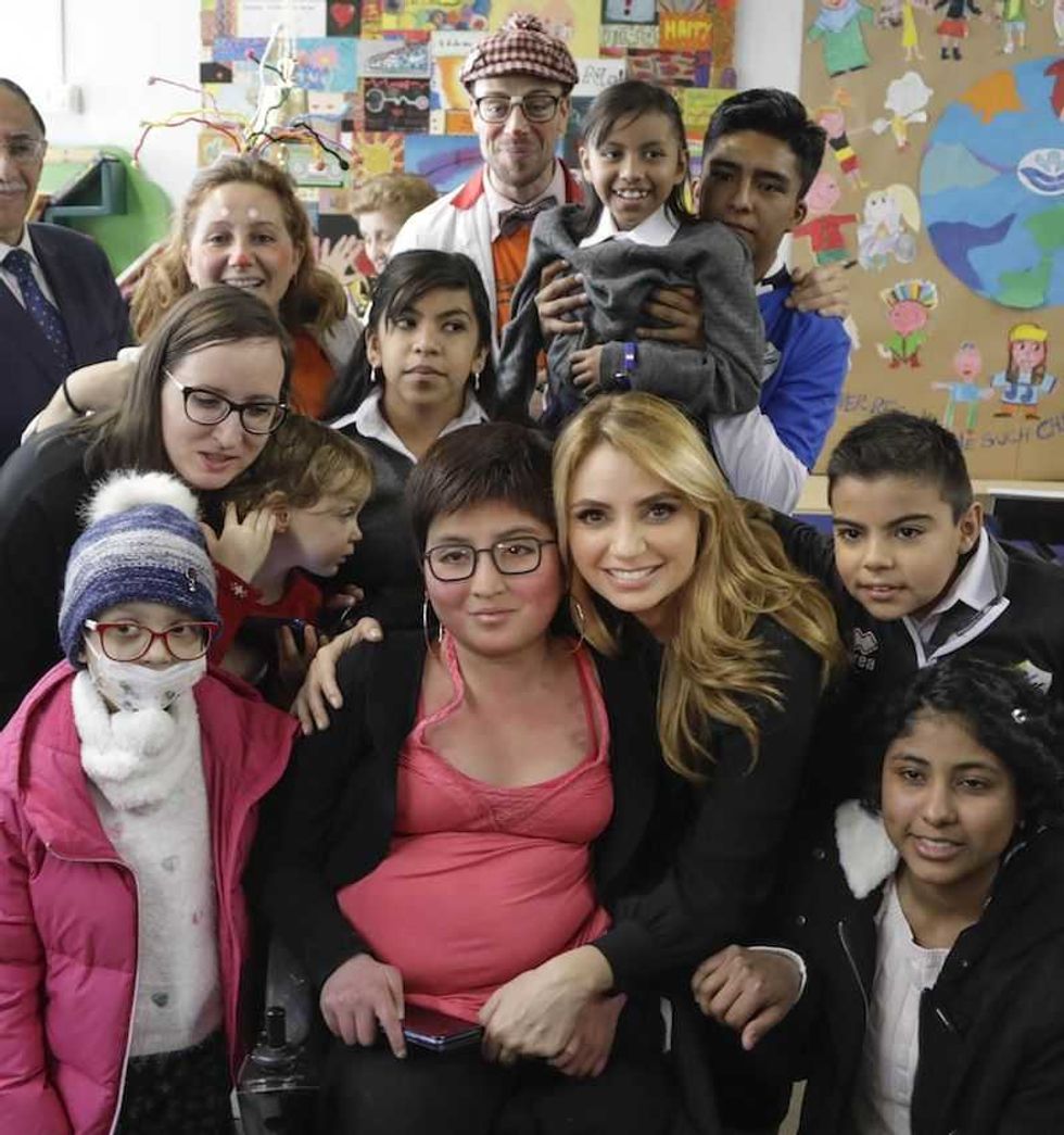 angelica rivera y ninos del hospital infantil visitan al papa francisco