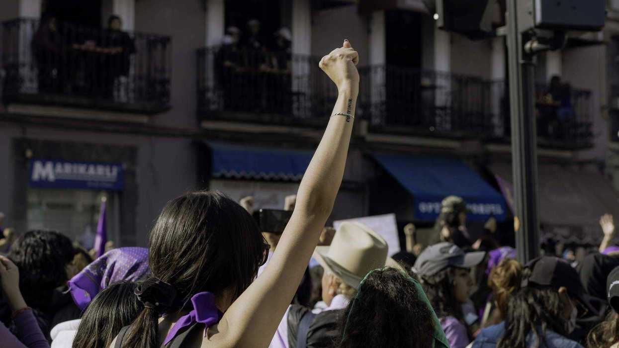 Ante la derecha y el populismo, el feminismo debe resistir y articularse.