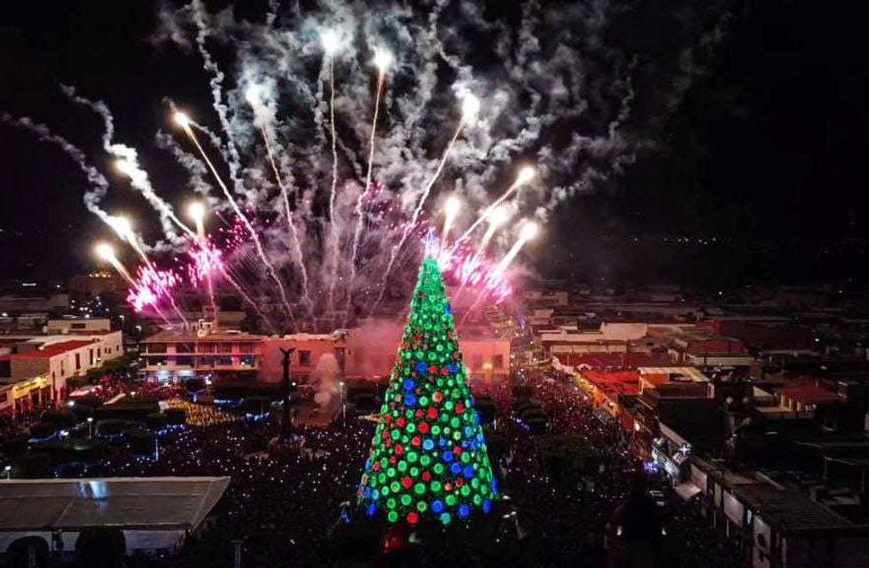 Ante más de 10 mil personas, el Presidente Municipal Roberto Cabrera Valencia y su esposa la Presidenta del DIF municipal, Gina Sánchez Barrios, realizó el encendido del mega árbol navideño en la Plaza Independencia, de San Juan del Río.