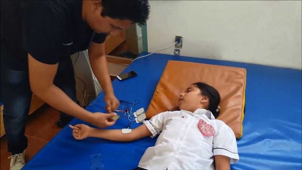 apac queretaro atiende a ninos y jovenes con paralisis cerebral