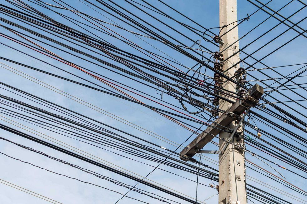 Apagón en zona norte de Querétaro tras accidente con grúa y cables de alta tensión.