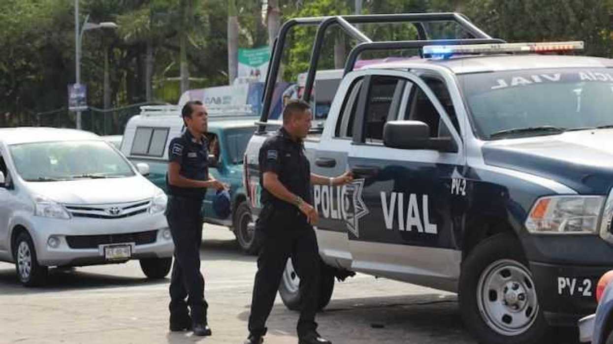 Apoya policía a mujer que dio a luz en calles del Distrito Federal.