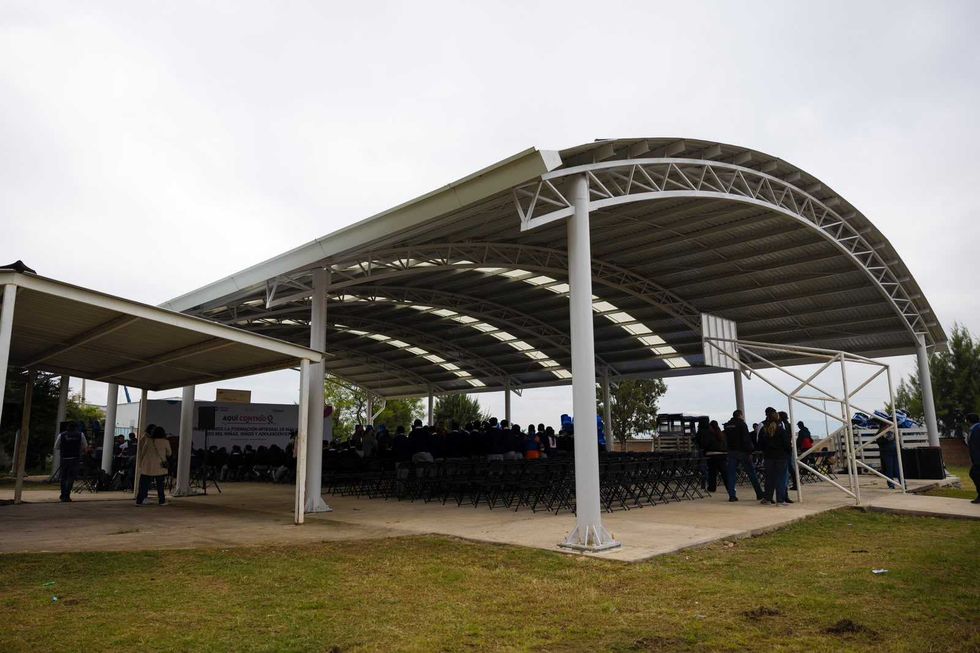 Arcotecho de la Telesecundaria Luis G. Urbina, en Loma Linda, San Juan del R\u00edo, con estudiantes sentados bajo la cubierta
