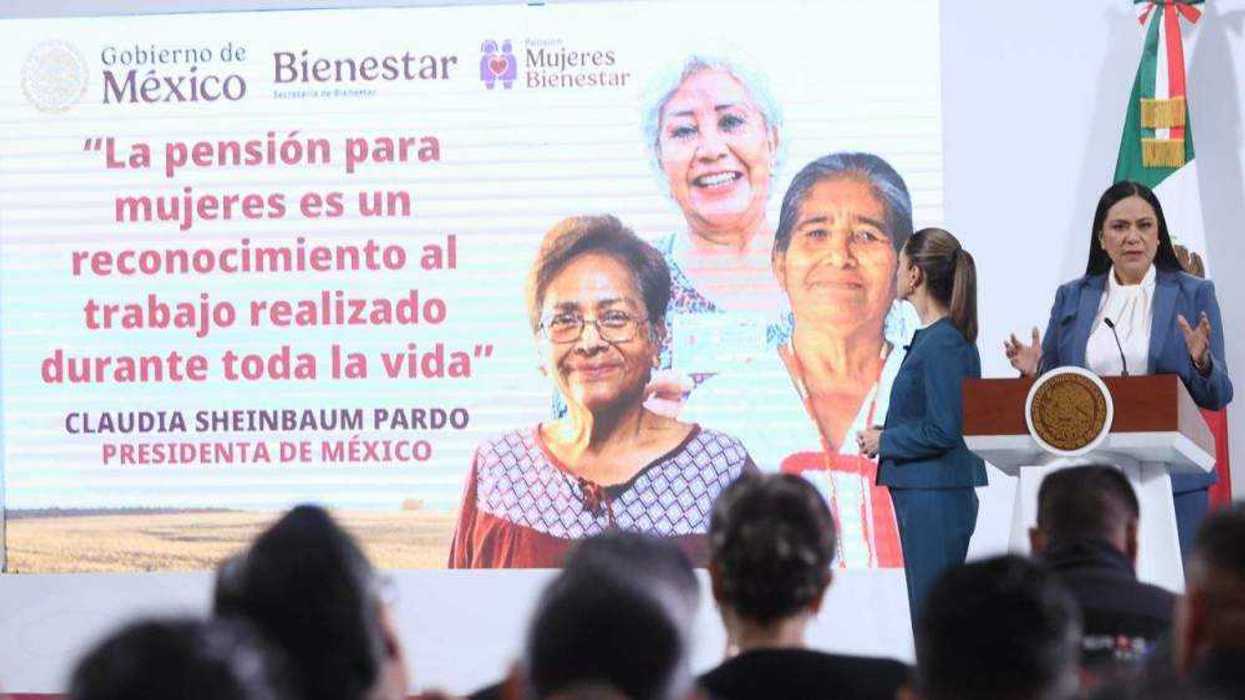 Ariadna Montiel Reyes, secretaria de Bienestar, anuncia meta de 3.2 millones de beneficiarias para Pensión Mujeres Bienestar durante conferencia matutina del 28 de julio 2025.