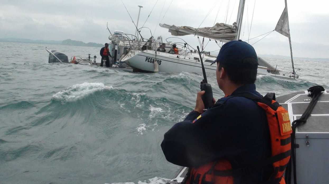 ARMADA DE COLOMBIA RESCATA VELERO DE BANDERA AMERICANA