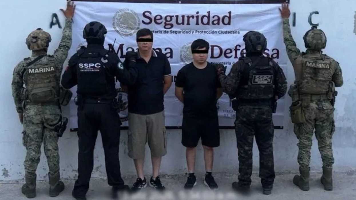 Armas aseguradas a dos detenidos de Los Chapitos tras cateos del Gabinete de Seguridad en Mazatlán, Sinaloa.