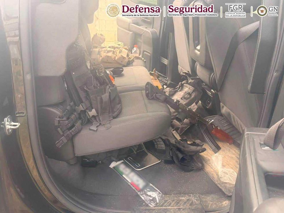 Armas, chalecos y veh\u00edculos asegurados durante cateos del Operativo Enjambre en Esperanza, Puebla