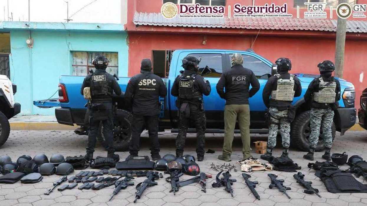 Armas, chalecos y vehículos asegurados durante cateos del Operativo Enjambre en Esperanza, Puebla