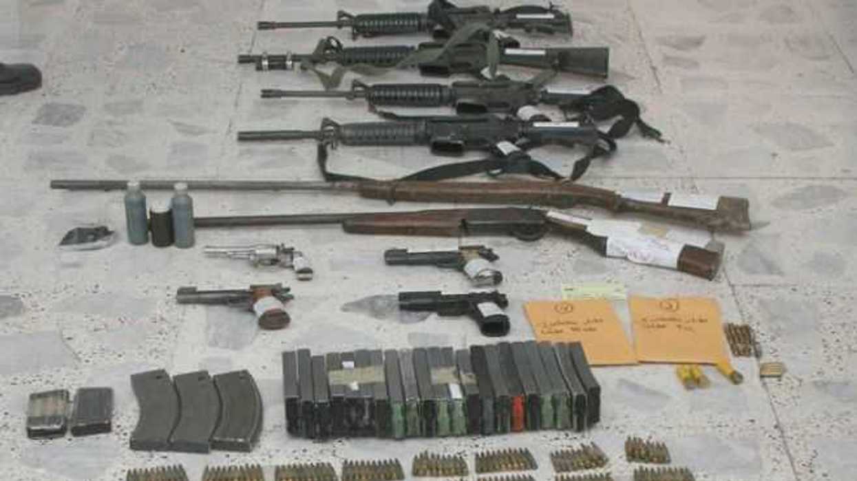 Armas de fuego, cartuchos y cargadores.