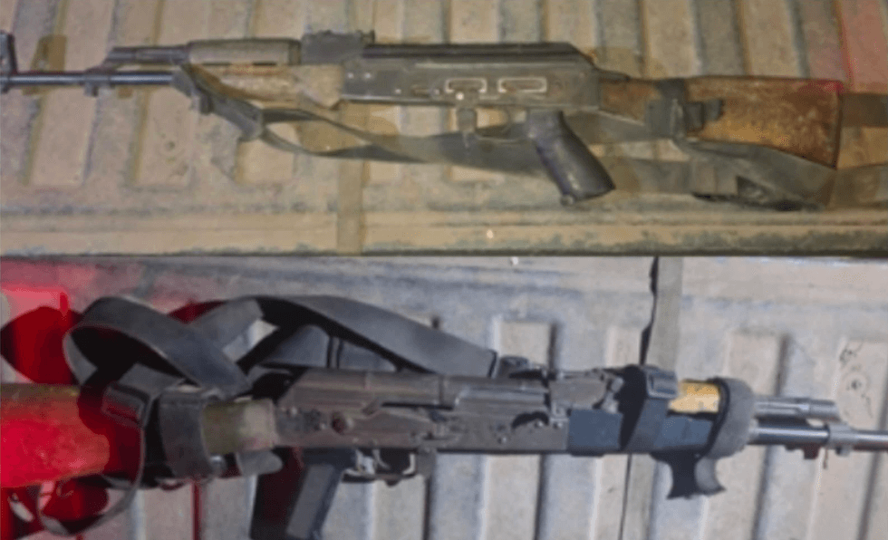 Armas largas, cargadores y cartuchos asegurados por el Ej\u00e9rcito Mexicano tras agresi\u00f3n en San Ignacio, Sinaloa