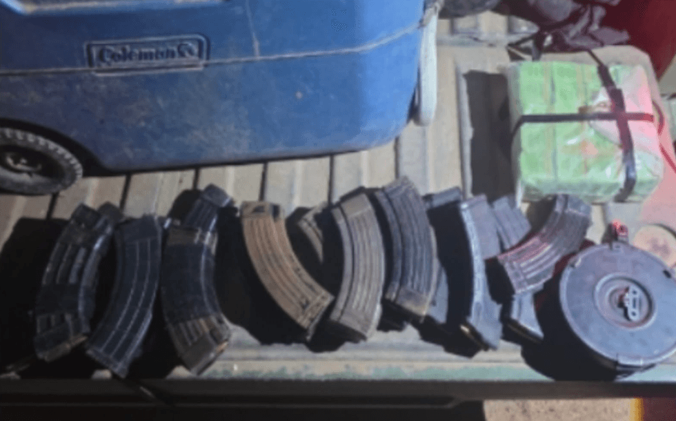 Armas largas, cargadores y cartuchos asegurados por el Ej\u00e9rcito Mexicano tras agresi\u00f3n en San Ignacio, Sinaloa