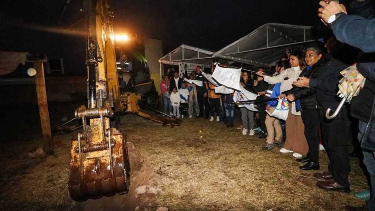 Arranca construcción de cancha de futbol en colonia de San Juan del Río.