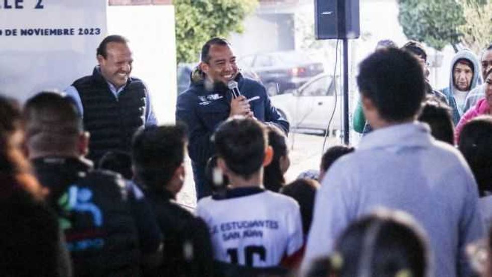Arranca construcción de cancha de futbol en colonia de San Juan del Río.