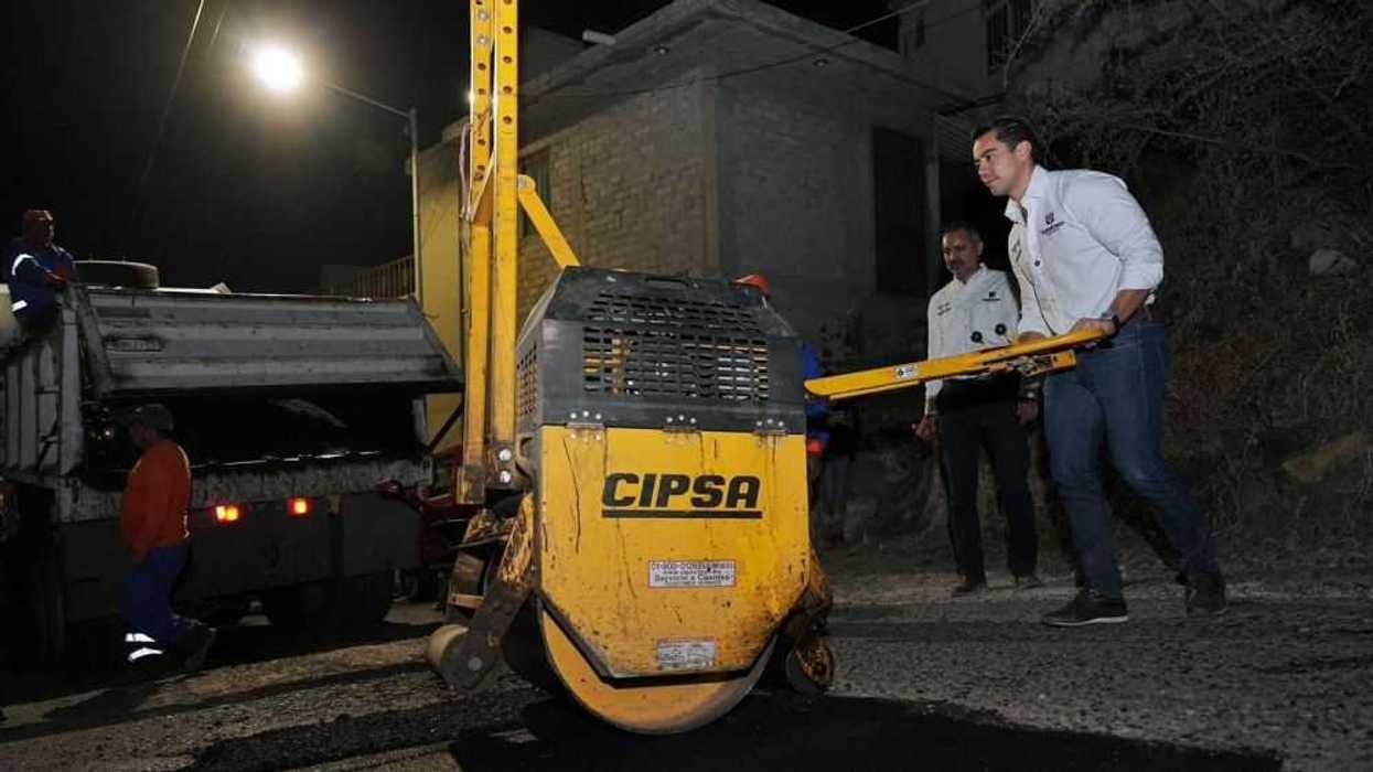 Arranca jornada de bacheo nocturno en Querétaro.