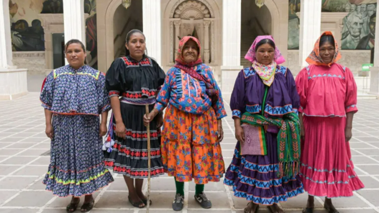 Artesanas rarámuri de Chihuahua ganan cinco premios en L Concurso Nacional de Arte Popular 2025.