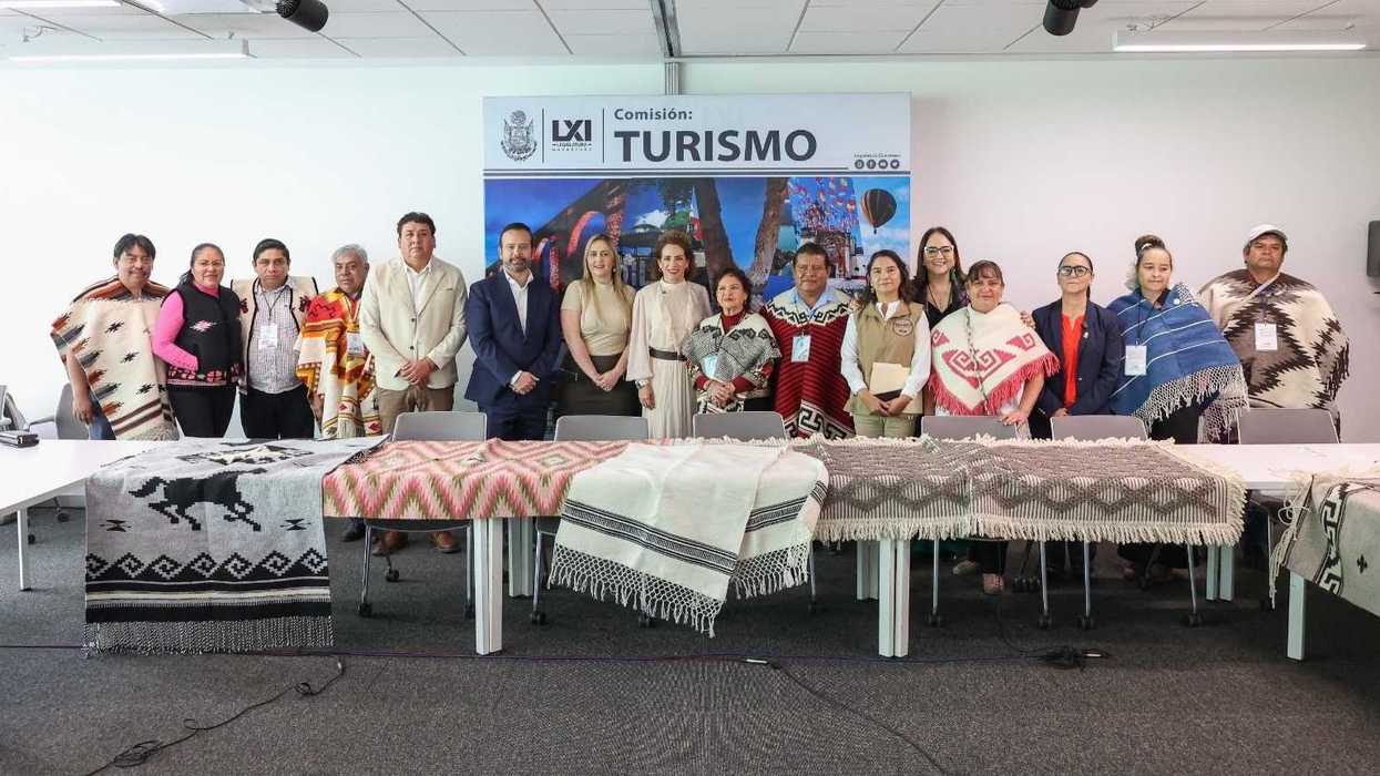 Artesanos de Colón muestran sarape tradicional durante sesión de Comisión de Turismo en la Legislatura de Querétaro