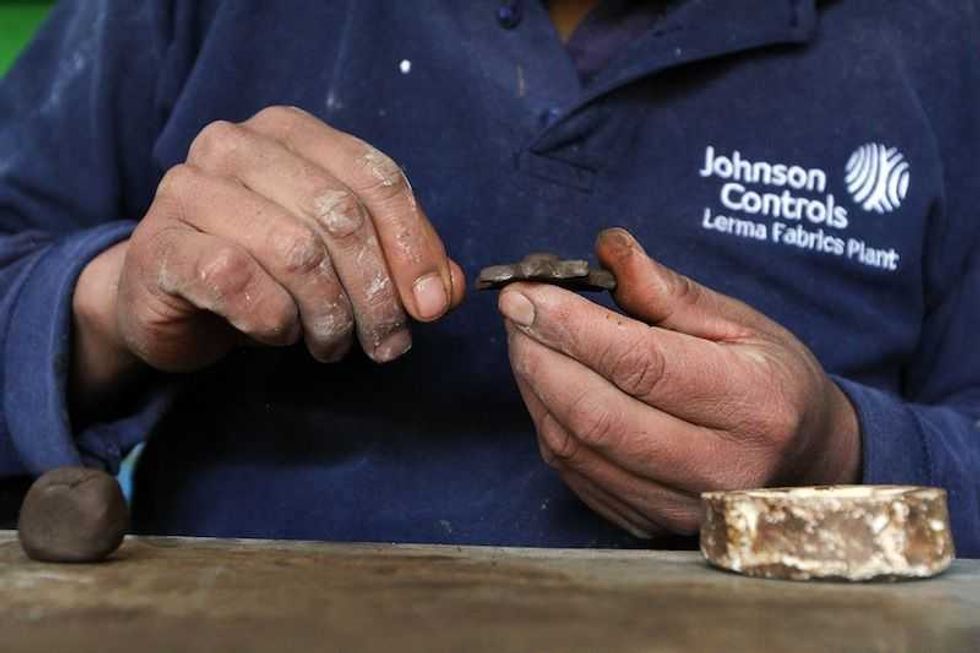 artesanos de metepec ofrecen disenos unicos de nacimientos de barro 4