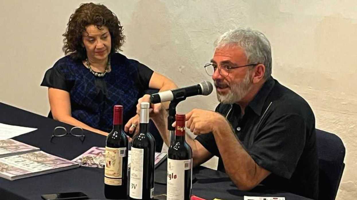 Artista César Martínez presenta "Mexpaña, Nos-Otros Mismos" en Querétaro.