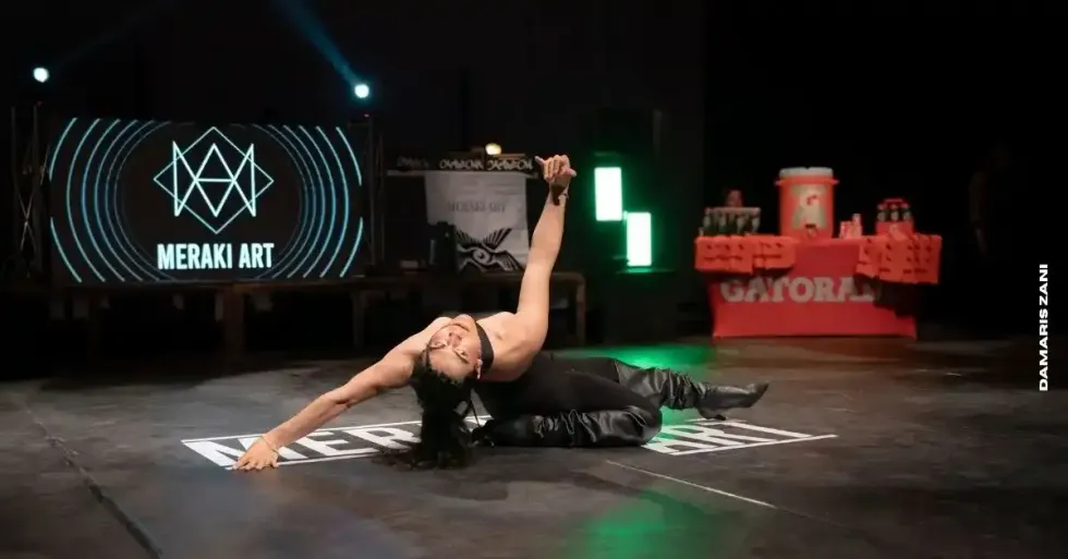 Artista realiza una pieza de danza contempor\u00e1nea sobre el escenario durante una actividad de CEOYEN.