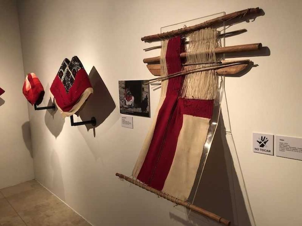 artista textil poblano rescata tejido en curva originario de mesoamerica