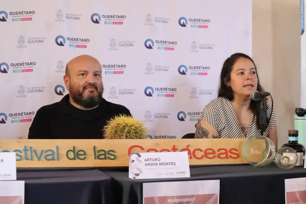 Arturo Anaya Montes, director de El Maguey Aprendamos Juntos, en la mesa de presentaci\u00f3n del Festival de las Cact\u00e1ceas junto a una de las co-organizadoras, en el CEART de Quer\u00e9taro.