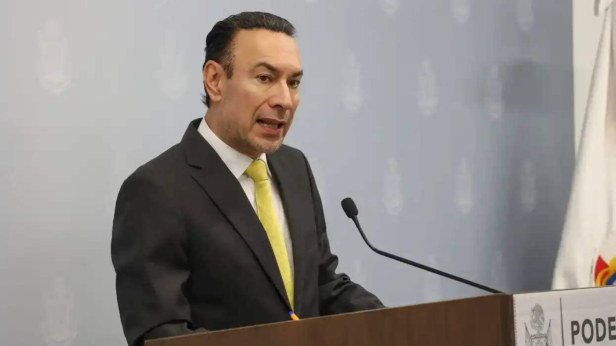 Arturo Maximiliano García habla ante un micrófono en la tribuna del Poder Legislativo de Querétaro