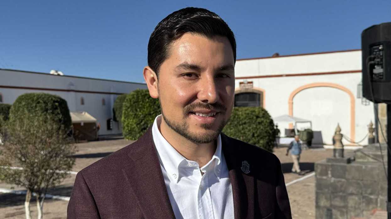 Asalto a camión de pasajeros deja un policía herido en Tequisquiapan.