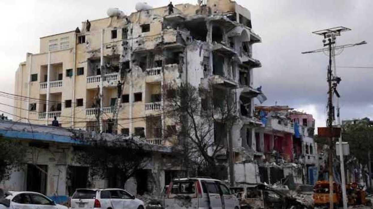asciende-a-53-cifra-de-muertos-por-atentado-contra-hotel-de-somalia