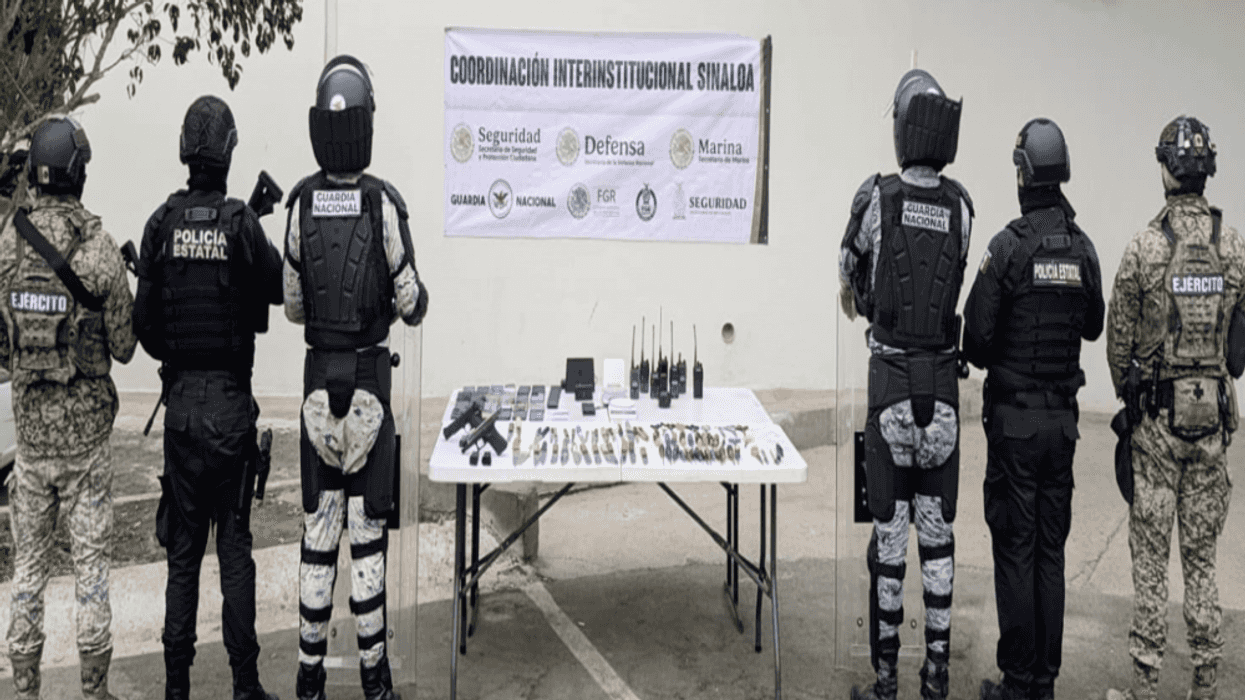 Aseguran armas, drogas y detienen a presuntos delincuentes en Sinaloa.
