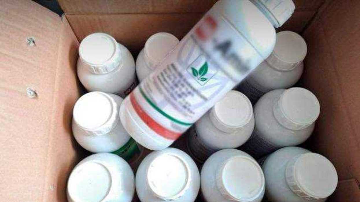 Aseguran más de 150 litros de metanfetamina líquida en operativo carretero.