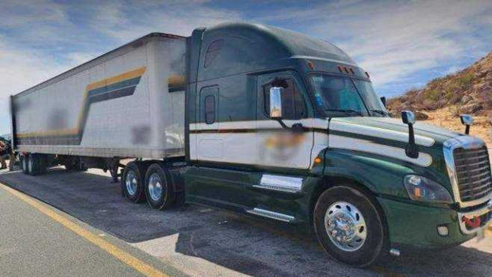 Aseguran más de 150 litros de metanfetamina líquida en operativo carretero.