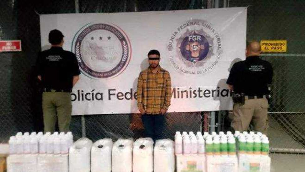 Aseguran más de 150 litros de metanfetamina líquida en operativo carretero.