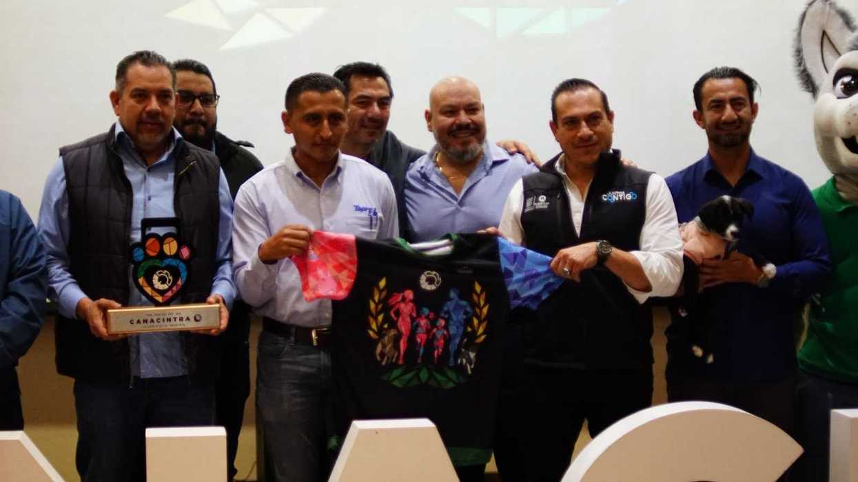 Asistentes a la presentación de la carrera Canacintra en San Juan del Río, organizadores y representantes reunidos