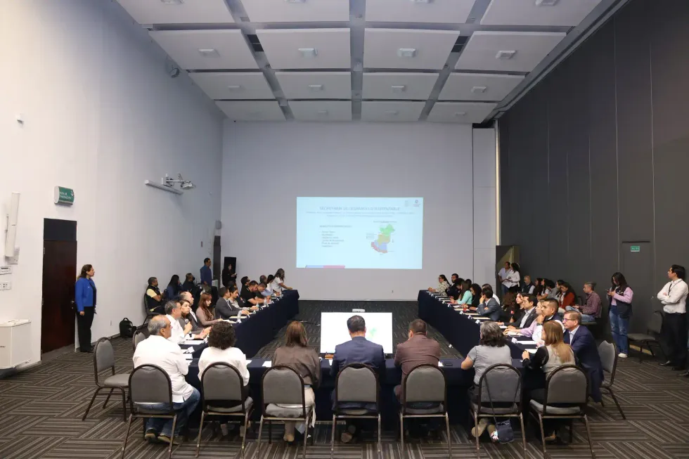 Asistentes a la sesi\u00f3n del Consejo Estatal de Repatriados siguen la presentaci\u00f3n de la Secretar\u00eda de Desarrollo Sustentable