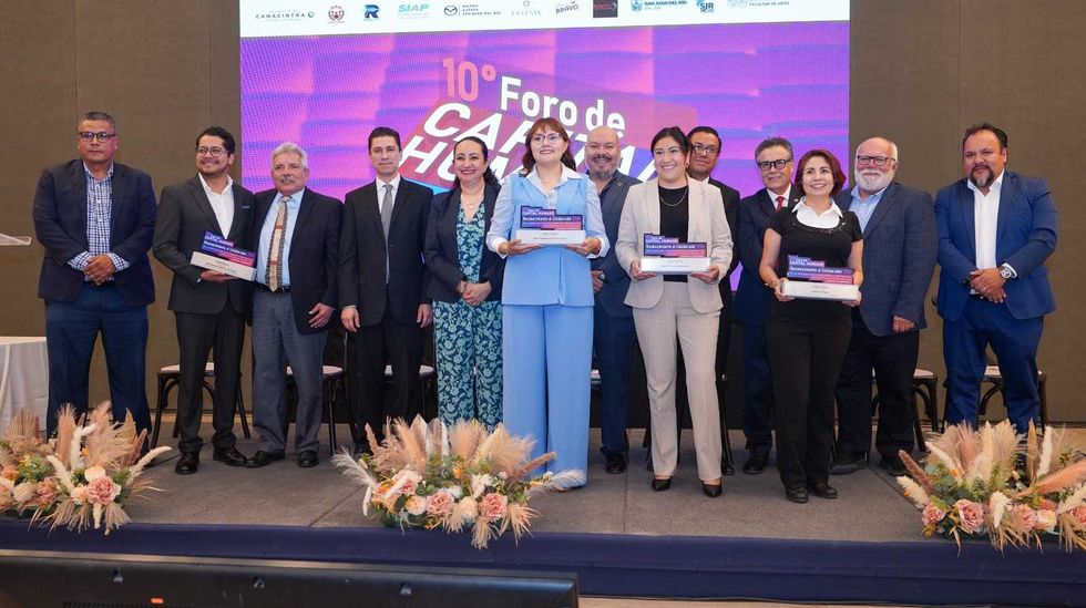Asistentes al 10\u00ba Foro de Capital Humano CANACINTRA siguen una presentaci\u00f3n desde las mesas del recinto.
