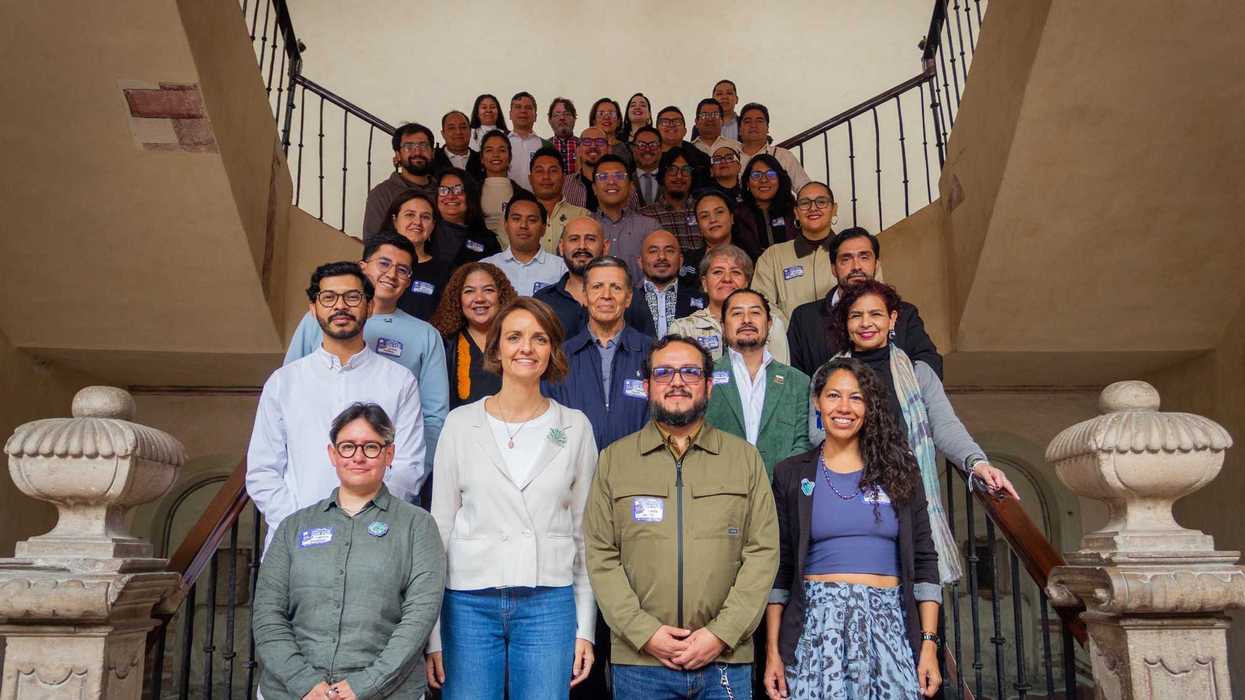 Asistentes al Encuentro de la Red de Centros de las Artes posan en una escalinata en Querétaro