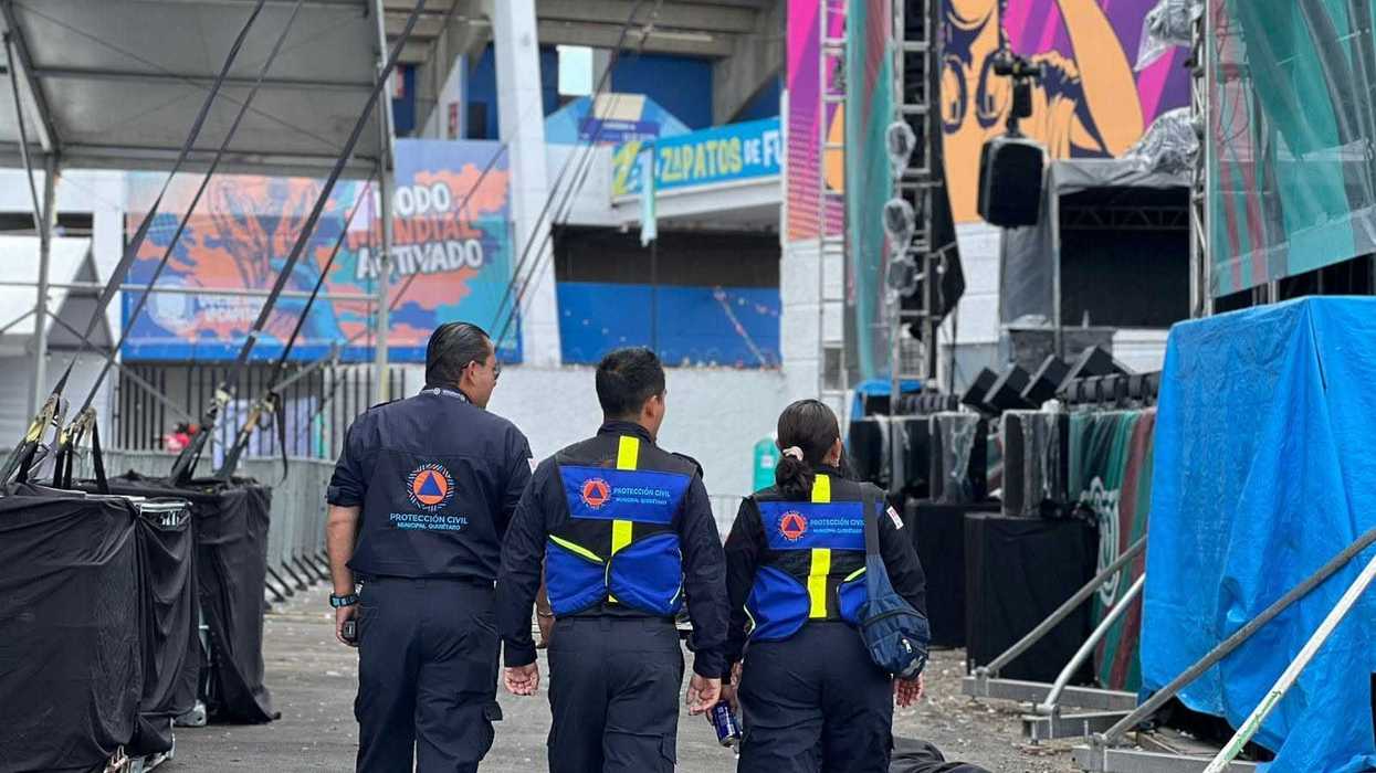 Asistentes al Zona Fest en el Estadio Corregidora de Querétaro con impermeables bajo cielo nublado durante una jornada del Mundial 2026.