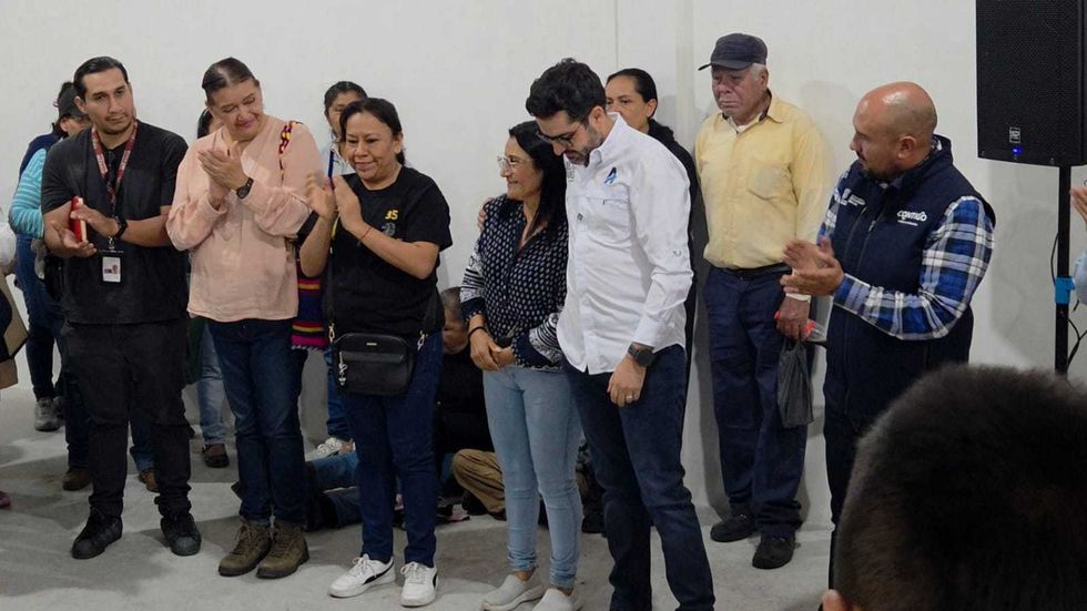 Asistentes aplauden en la reuni\u00f3n sobre la regularizaci\u00f3n de predios de Colinas de Menchaca I y II, en Quer\u00e9taro.
