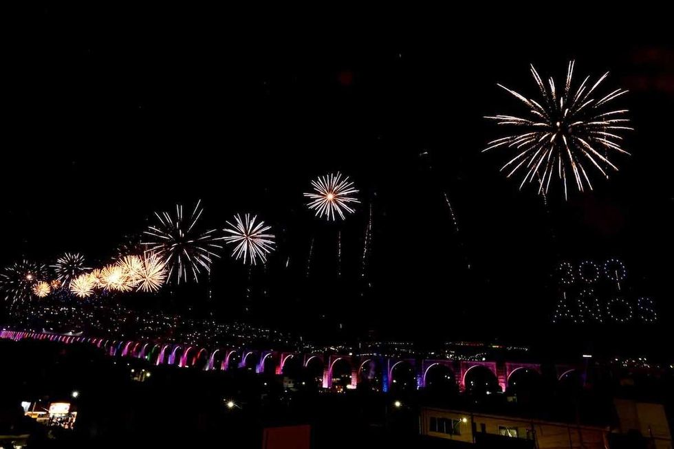 Asistentes celebran el aniversario 300 de los Arcos en la Calzada de los Arcos en Quer\u00e9taro capital