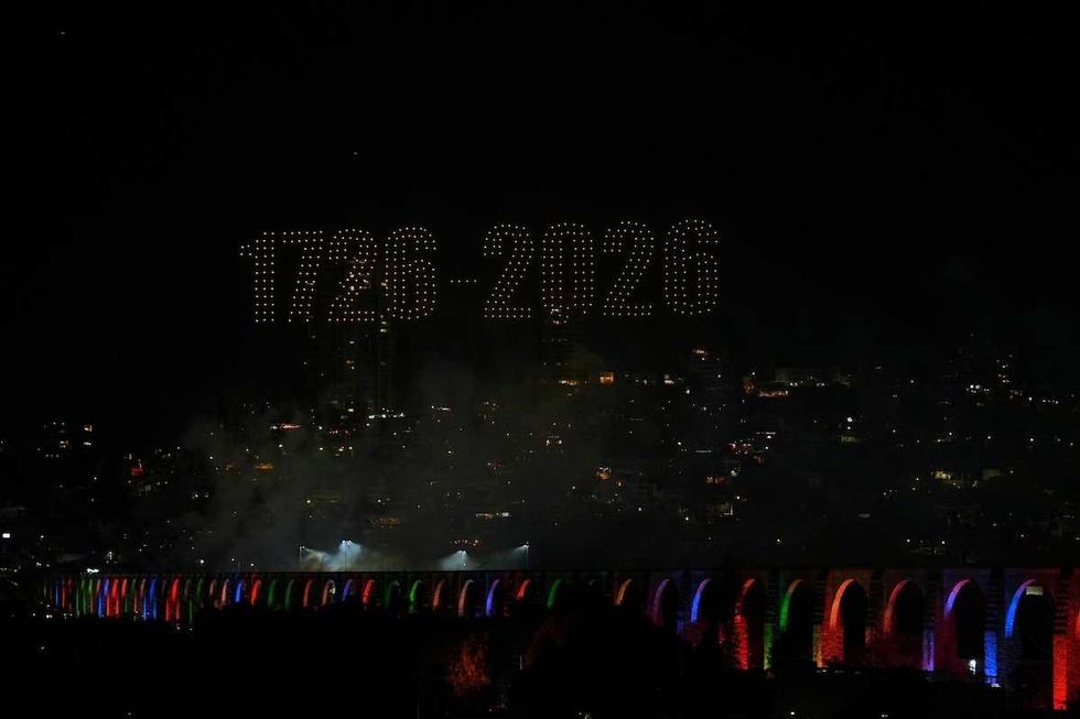 Asistentes celebran el aniversario 300 de los Arcos en la Calzada de los Arcos en Quer\u00e9taro capital