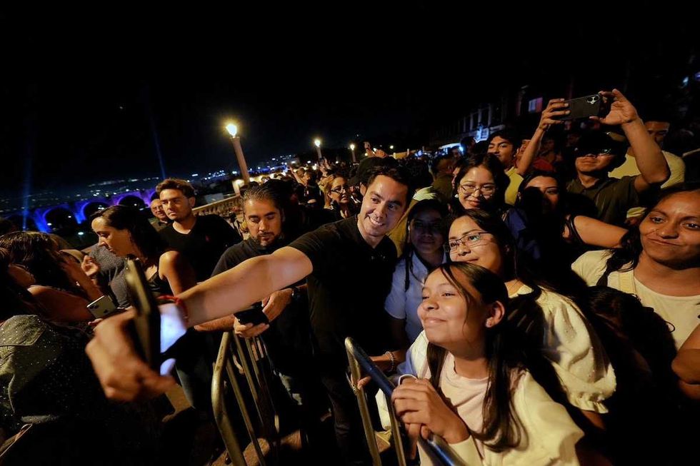 Asistentes celebran el aniversario 300 de los Arcos en la Calzada de los Arcos en Quer\u00e9taro capital