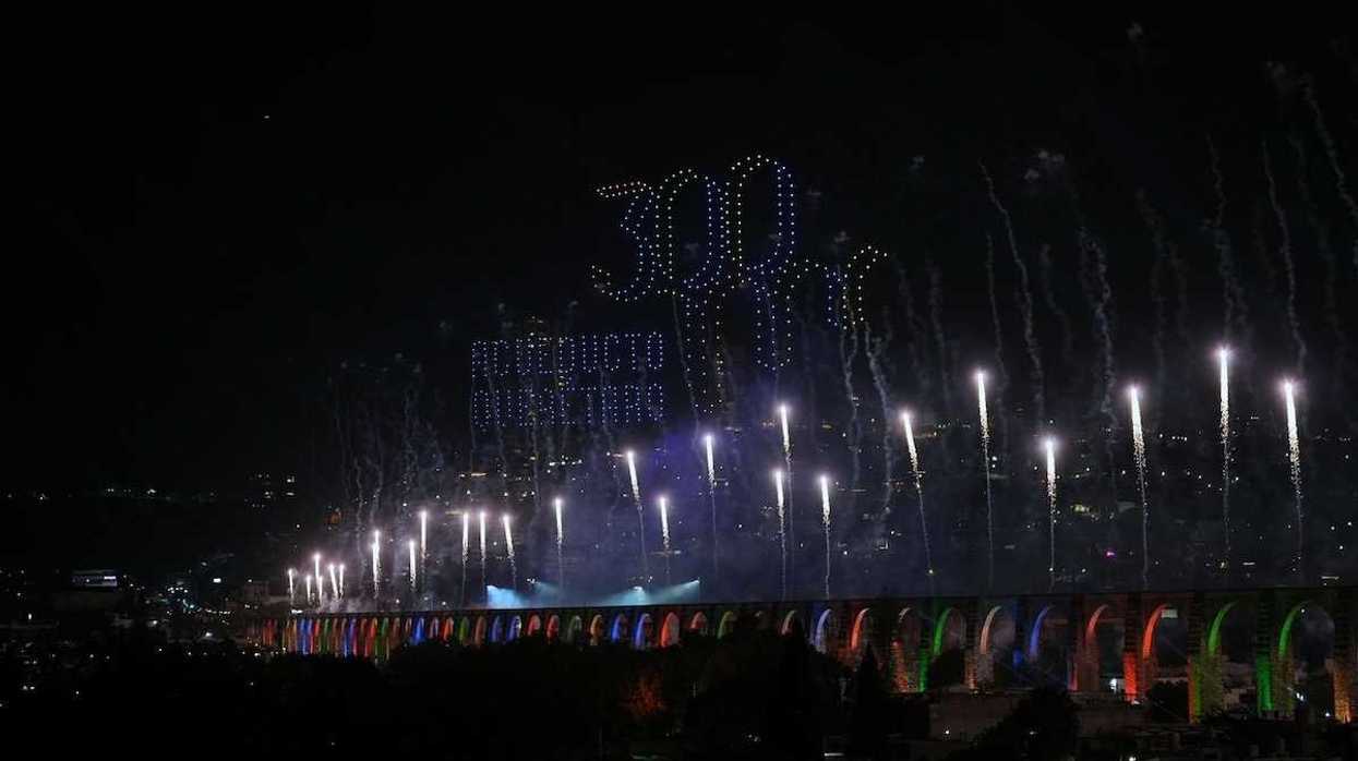 Asistentes celebran el aniversario 300 de los Arcos en la Calzada de los Arcos en Querétaro capital