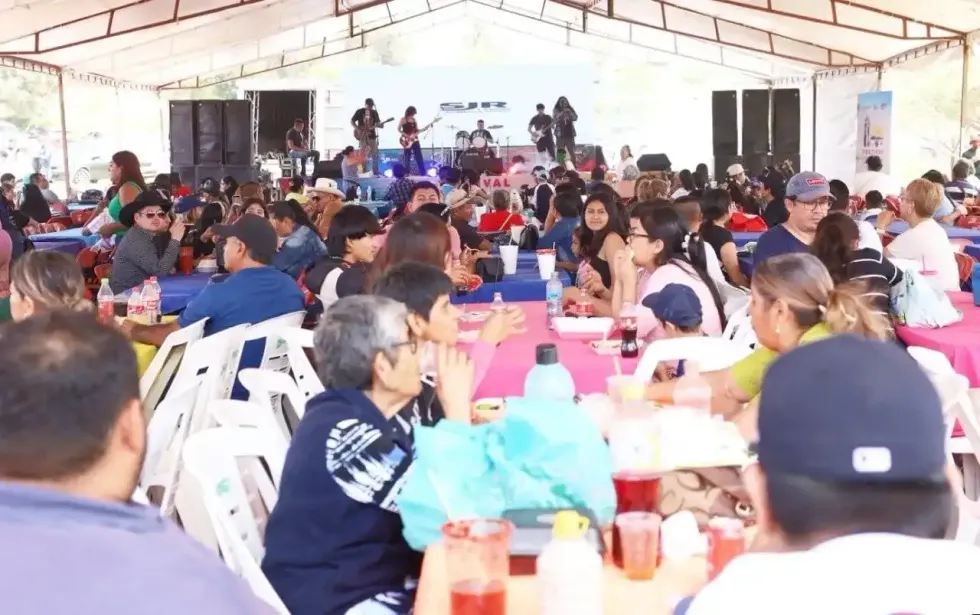 Asistentes conviven bajo la carpa principal del Festival Sabor a Mar en La Estancia, San Juan del R\u00edo.