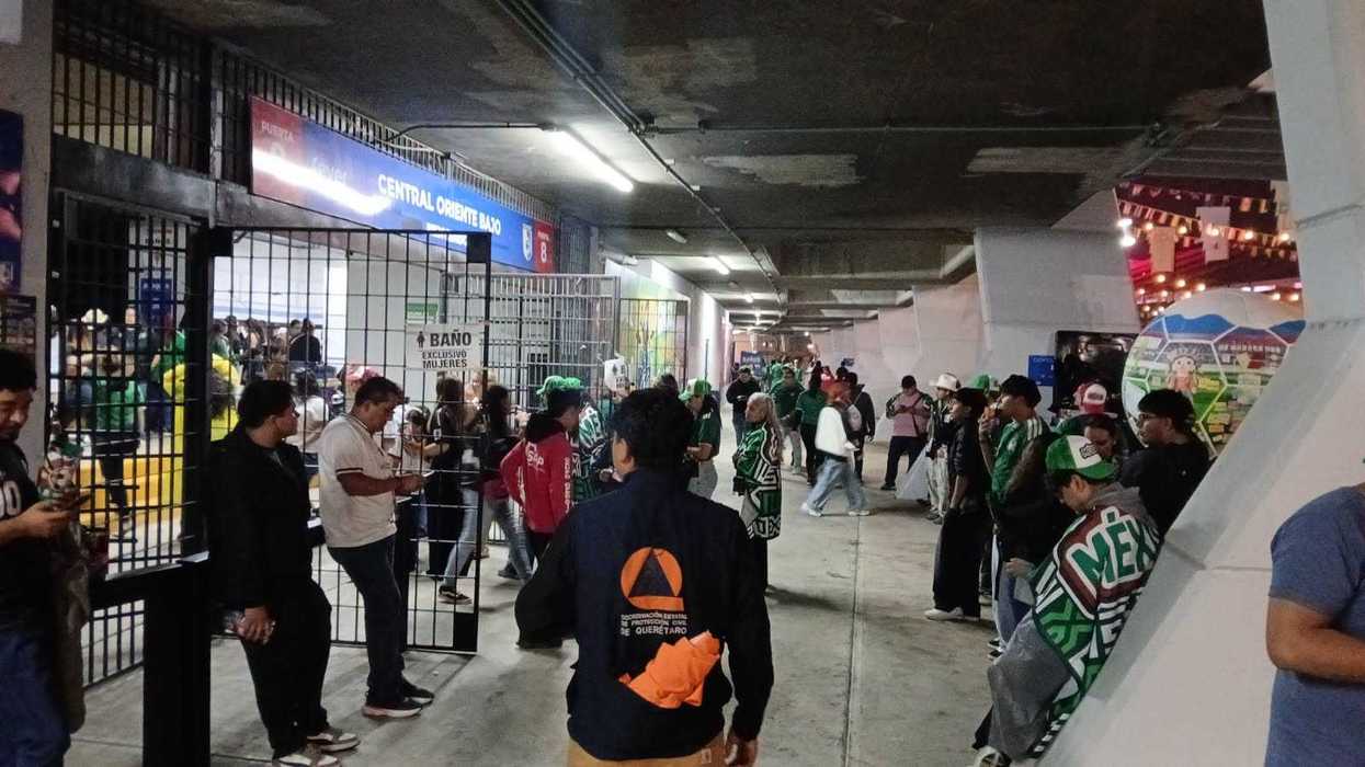 Asistentes disfrutan de las actividades y la transmisión de partidos en Zona Fest, el espacio de convivencia del Mundial 2026 en Querétaro.