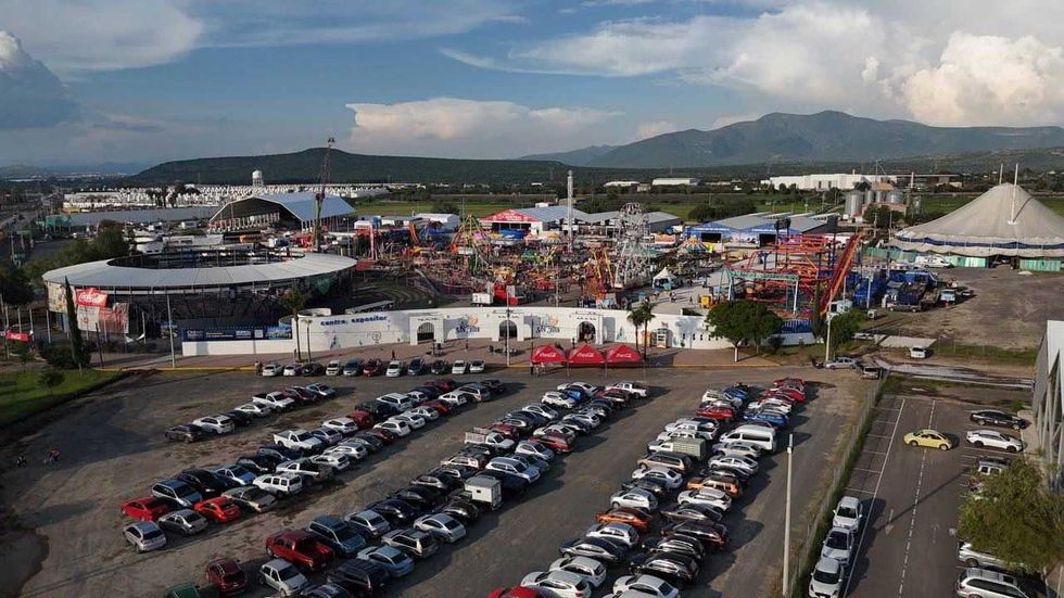 Asistentes hacen fila frente a juegos mec\u00e1nicos en la Feria San Juan del R\u00edo 2026