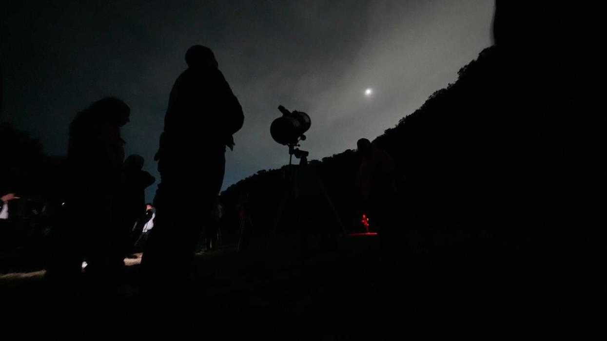 Asistentes observan el eclipse lunar con telescopio en el Parque Joya La Barreta, Querétaro