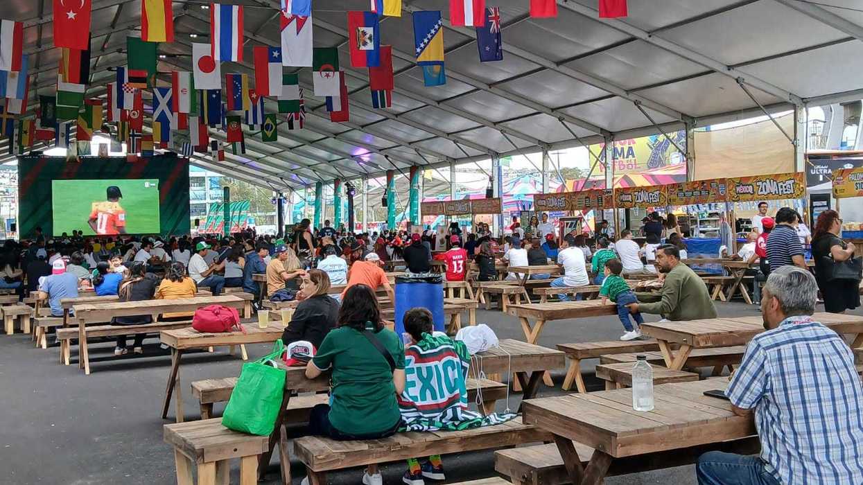 Asistentes participan en las actividades recreativas y deportivas del MéxicQ Zona Fest realizado en las inmediaciones del estadio Corregidora, en Querétaro.