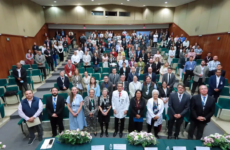 Asistentes permanecen de pie durante la Reuni\u00f3n Internacional de Radioterapia del IMSS