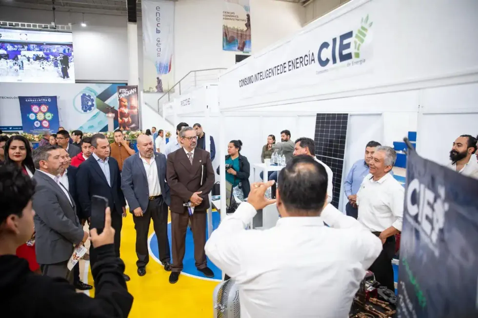 Asistentes visitan el stand de Consumo Inteligente de Energ\u00eda con paneles solares durante el Open House
