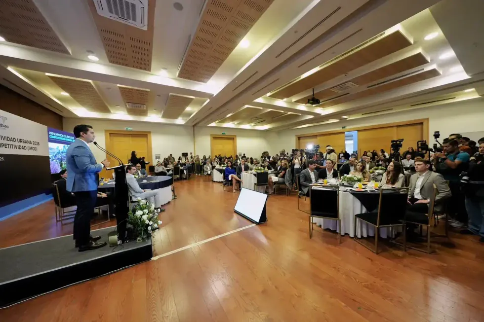 Asistentes y medios de comunicaci\u00f3n durante la presentaci\u00f3n del \u00cdndice de Competitividad Urbana 2026 en Quer\u00e9taro